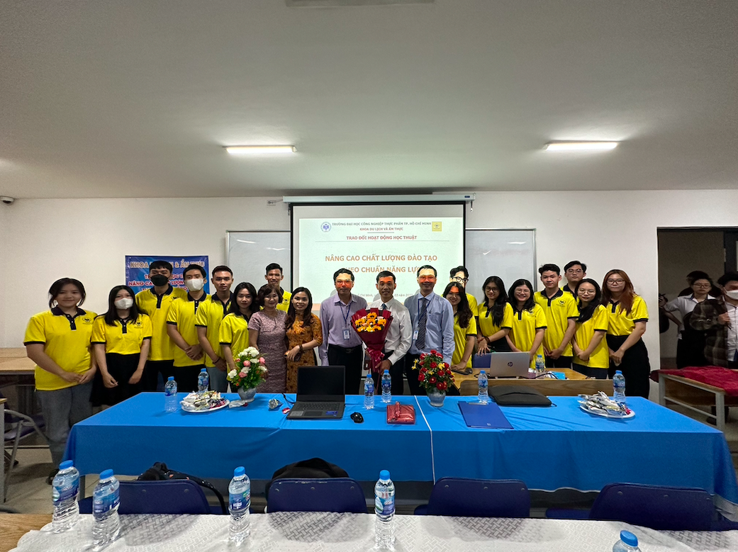 TRAO ĐỔI HỌC THUẬT NÂNG CAO CHẤT LƯỢNG ĐÀO TẠO THEO CHUẨN NĂNG LỰC