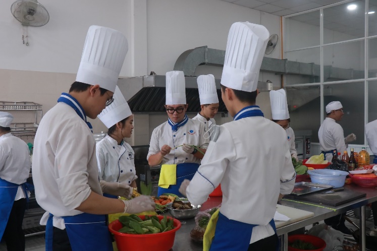 Đẩy mạnh công tác đào tạo sinh viên ngành Khoa học chế biến món ăn, Khoa học dinh dưỡng và Ẩm thực gắn với thực tập, thi tay nghề của khoa Du lịch và Ẩm thực